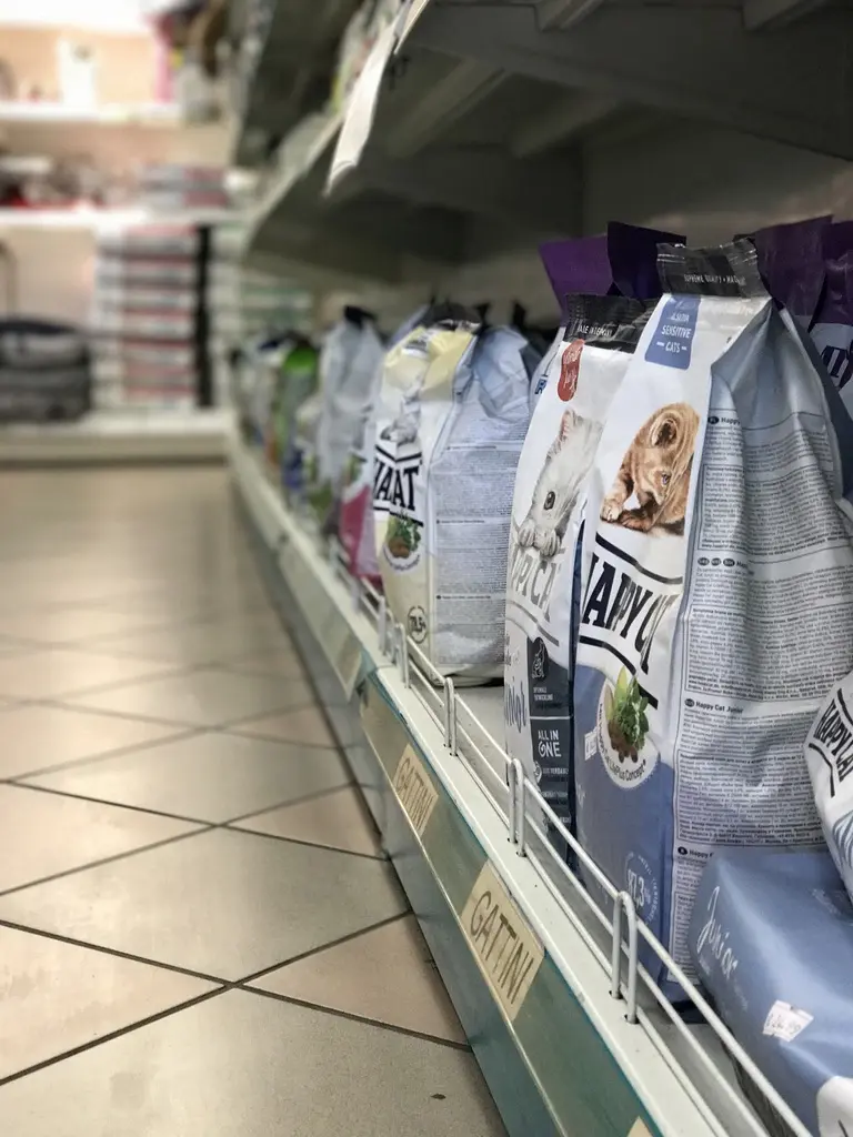 Reparto alimenti per gatti